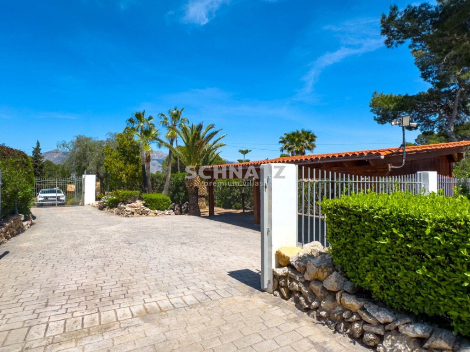 Finca privada en el Mediterráneo con vistas panorámicas a la montaña y amplios espacios al aire libre