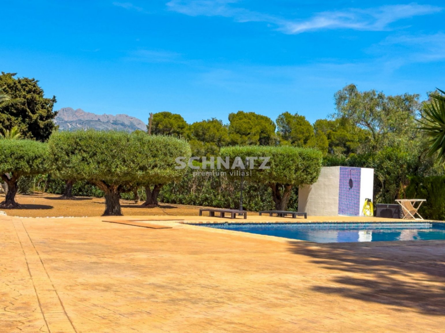 Finca privada en el Mediterráneo con vistas panorámicas a la montaña y amplios espacios al aire libre