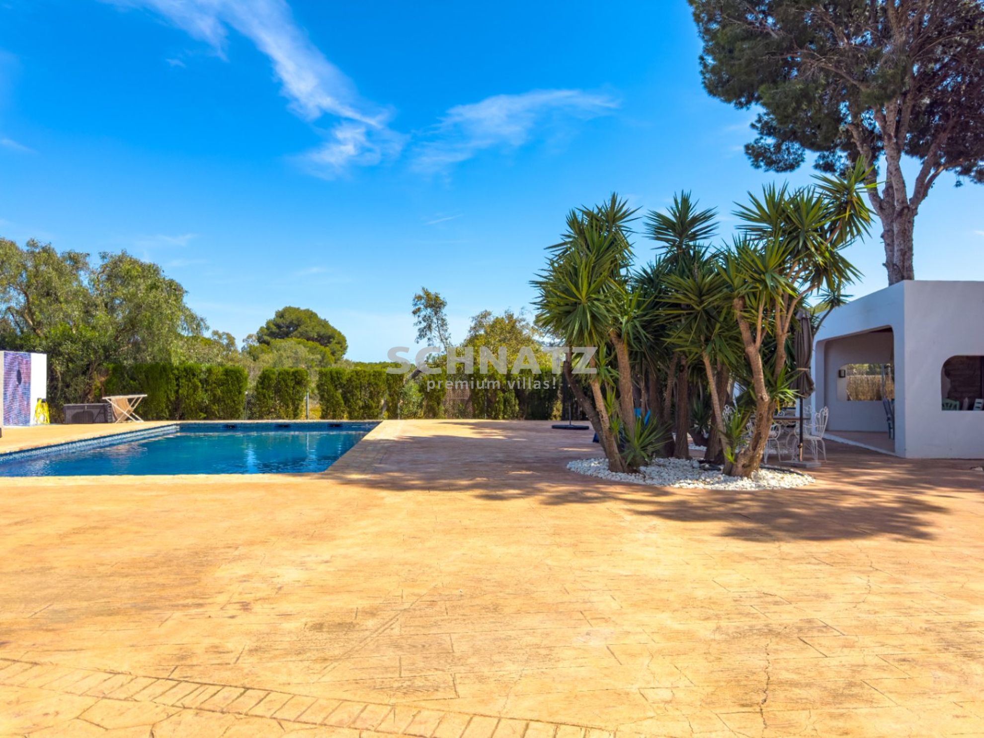 Finca privada en el Mediterráneo con vistas panorámicas a la montaña y amplios espacios al aire libre