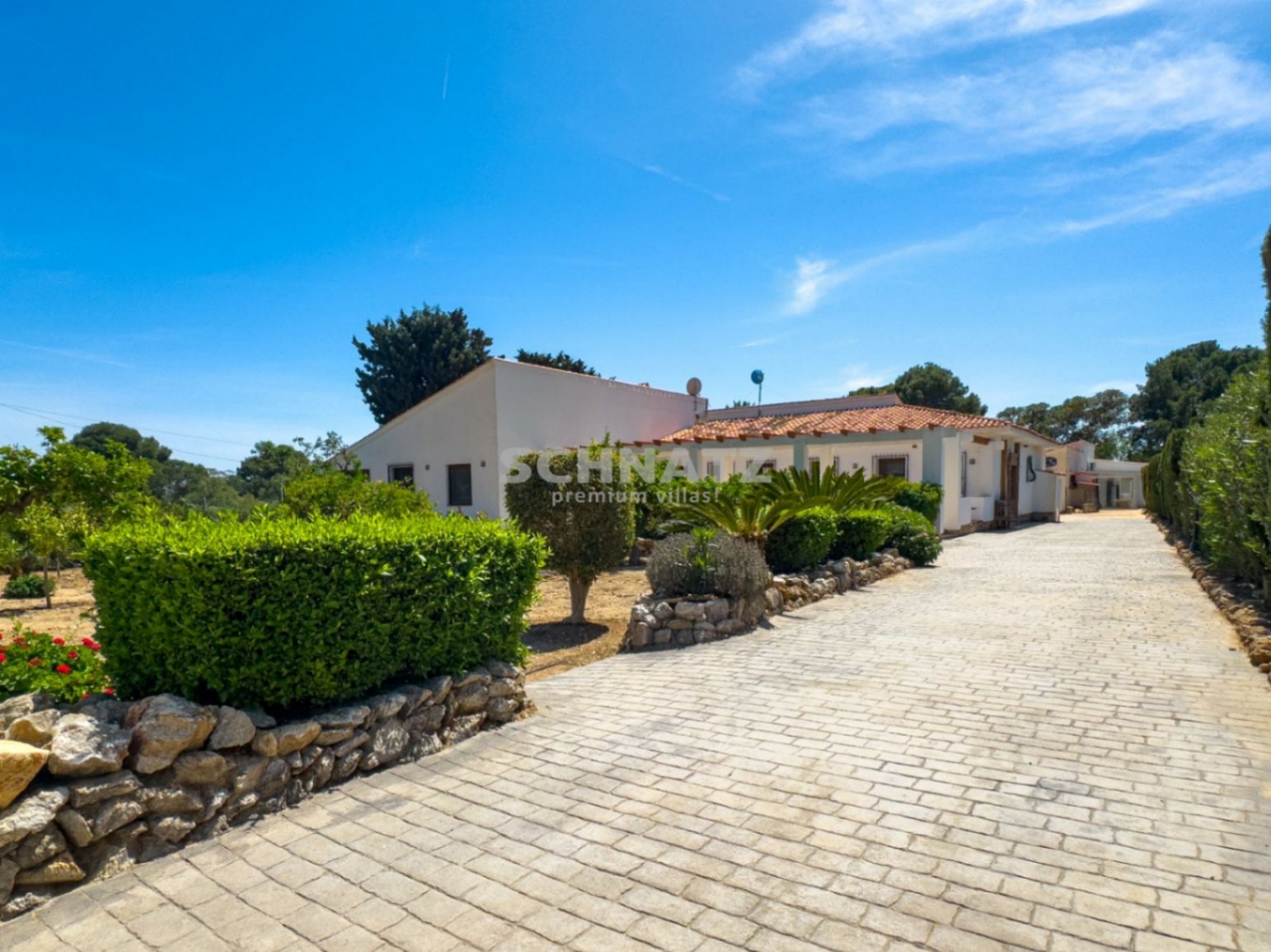 Finca privada en el Mediterráneo con vistas panorámicas a la montaña y amplios espacios al aire libre