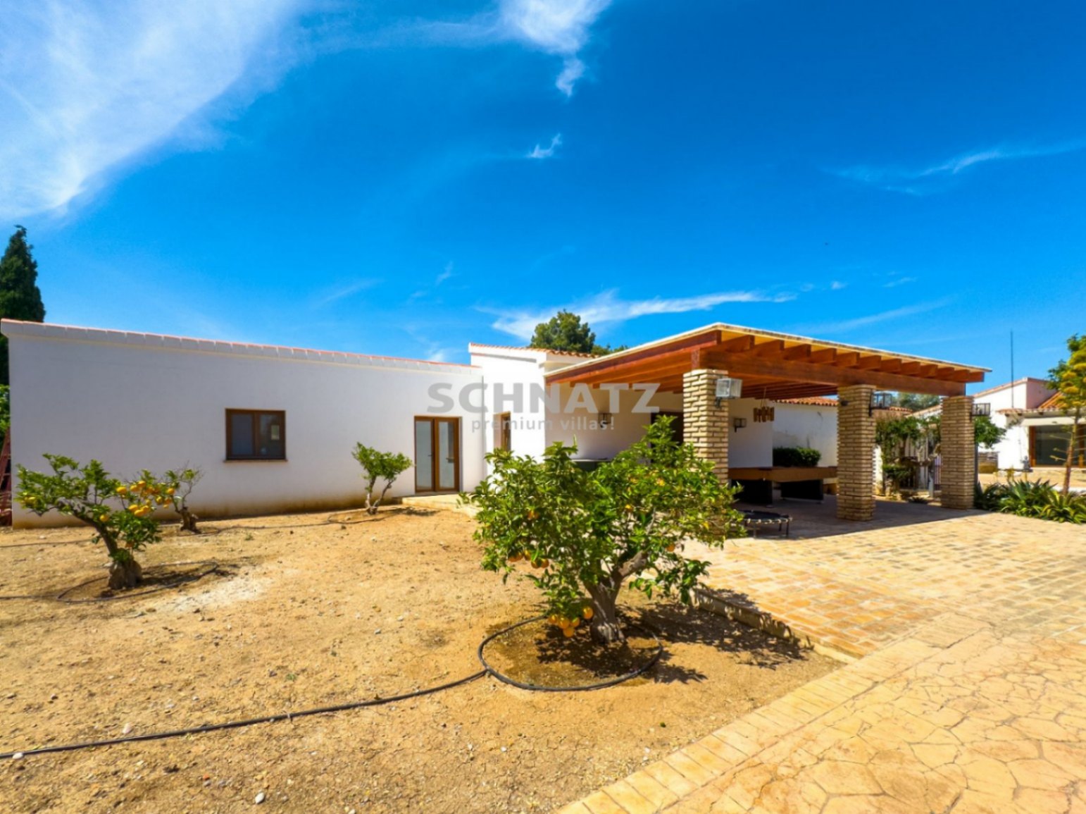 Finca privada en el Mediterráneo con vistas panorámicas a la montaña y amplios espacios al aire libre