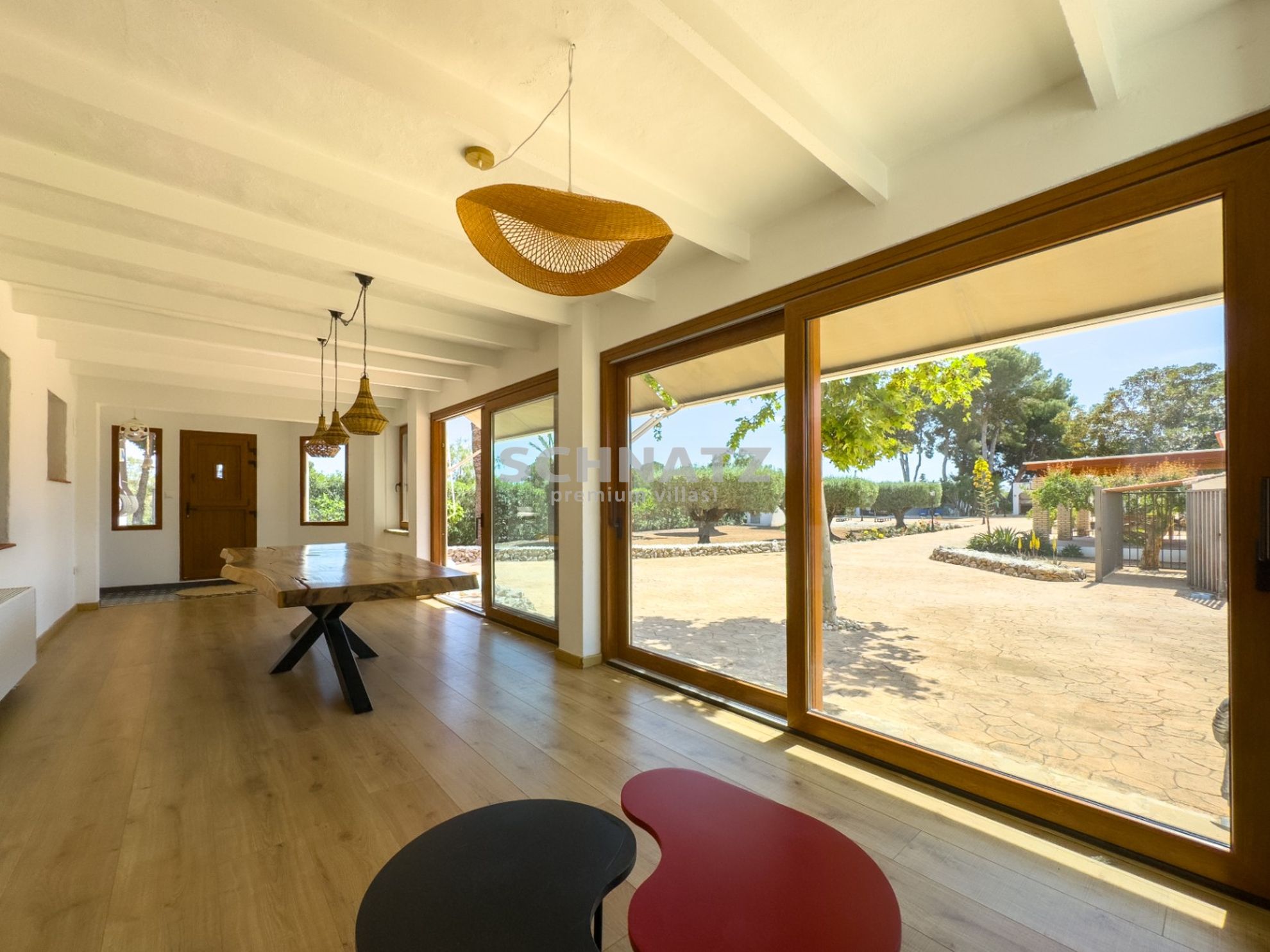 Finca privada en el Mediterráneo con vistas panorámicas a la montaña y amplios espacios al aire libre