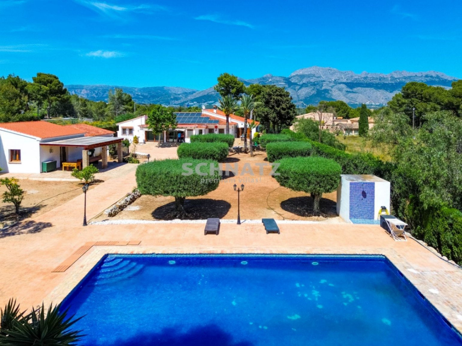Finca privada en el Mediterráneo con vistas panorámicas a la montaña y amplios espacios al aire libre