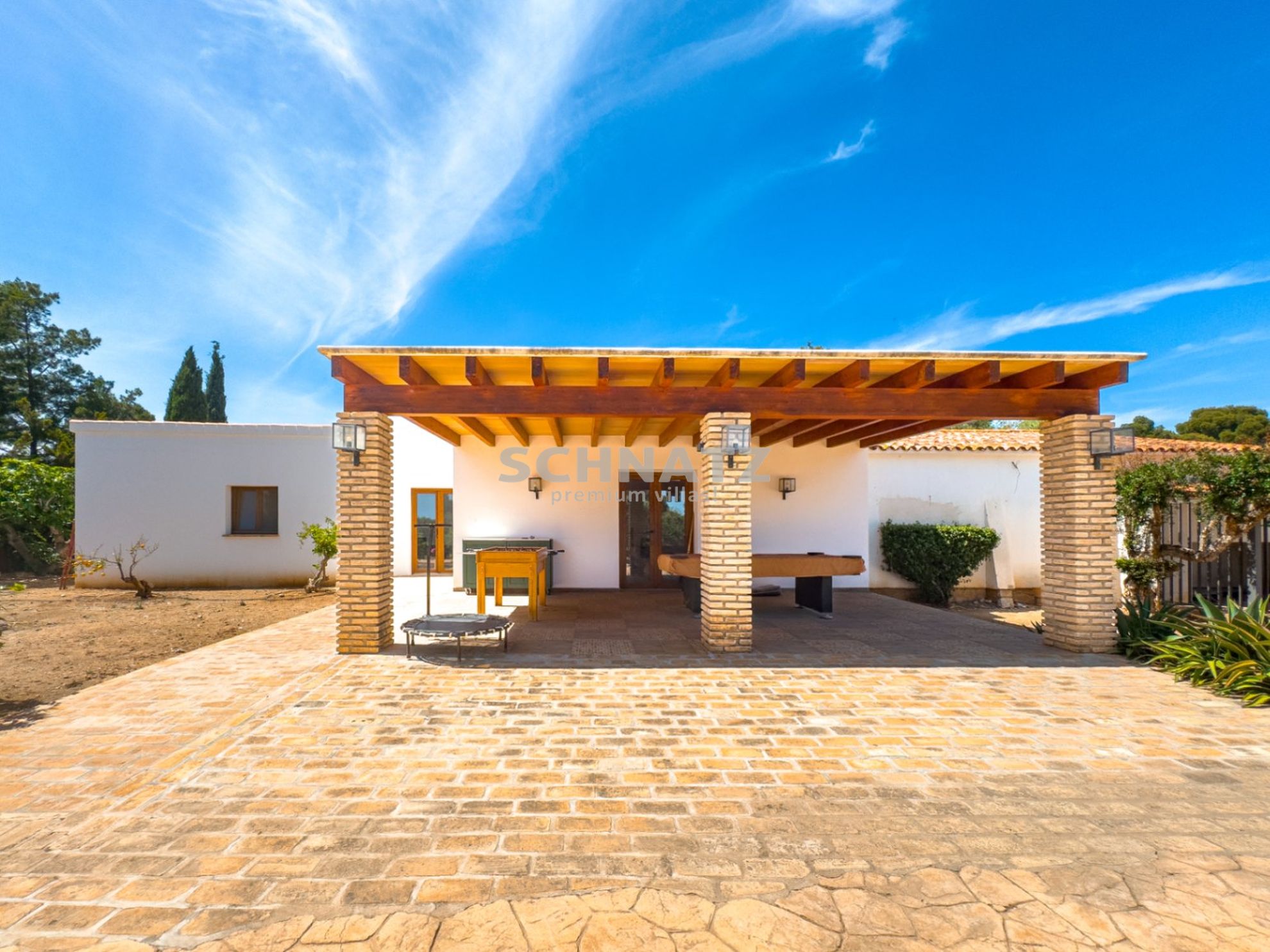 Finca privada en el Mediterráneo con vistas panorámicas a la montaña y amplios espacios al aire libre