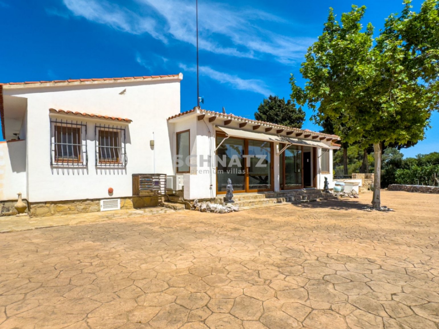 Finca privada en el Mediterráneo con vistas panorámicas a la montaña y amplios espacios al aire libre