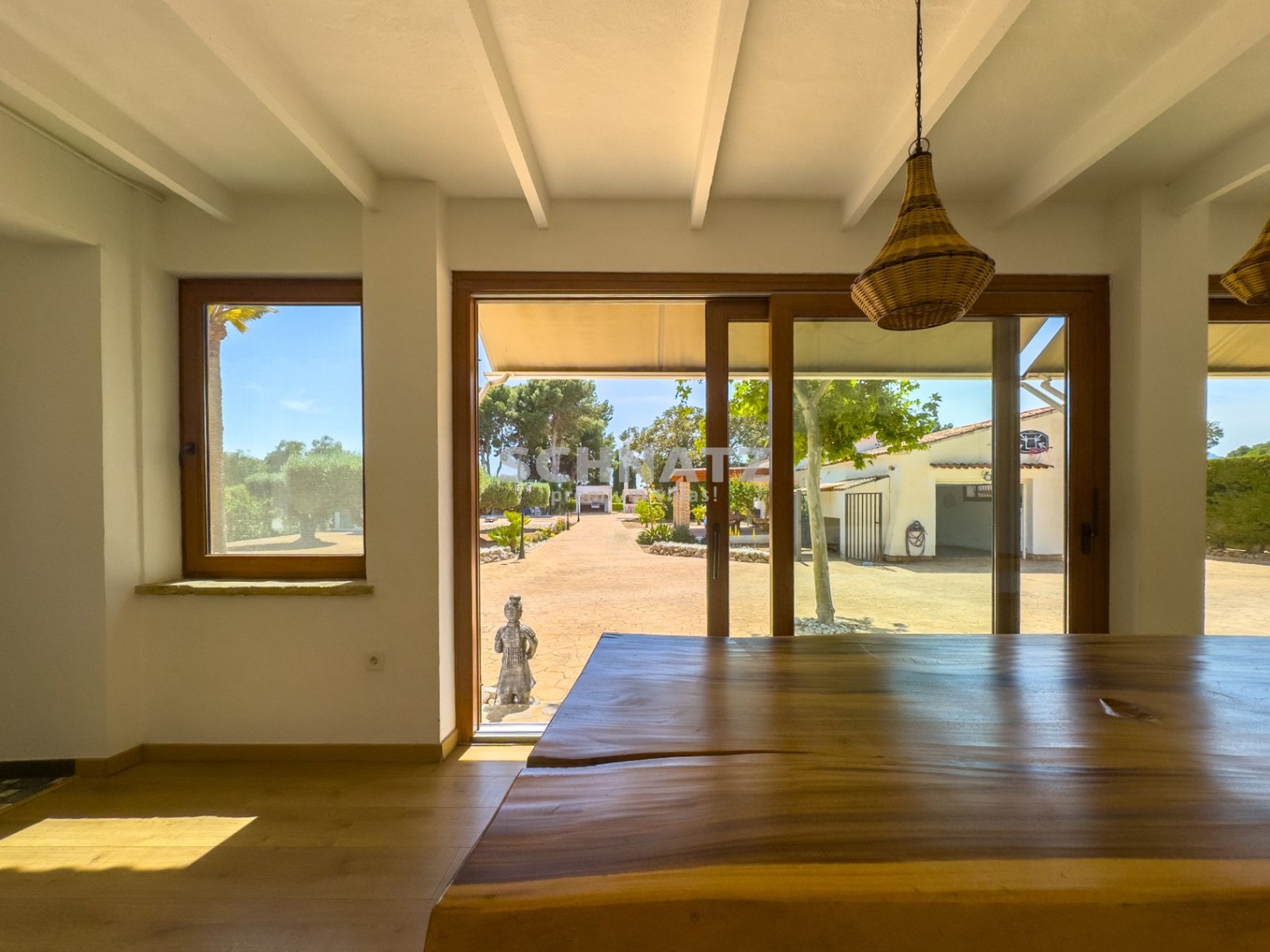 Finca privada en el Mediterráneo con vistas panorámicas a la montaña y amplios espacios al aire libre