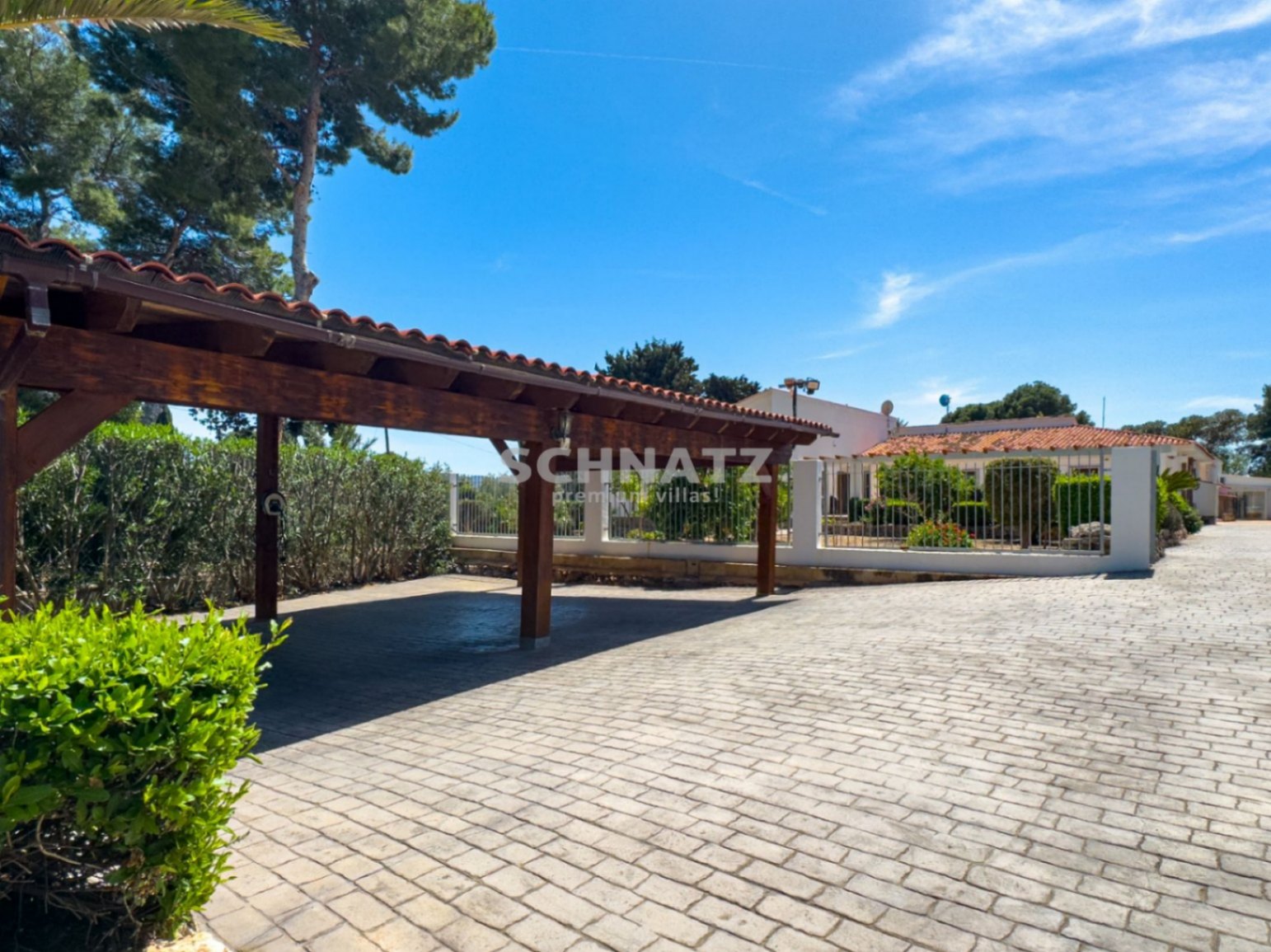 Finca privada en el Mediterráneo con vistas panorámicas a la montaña y amplios espacios al aire libre