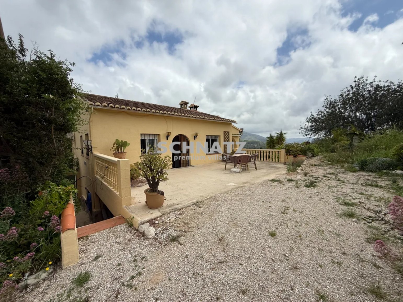 Exclusiva Finca Mediterránea en Parcent: Una Joya con Vistas Panorámicas y Gran Parcela Privada