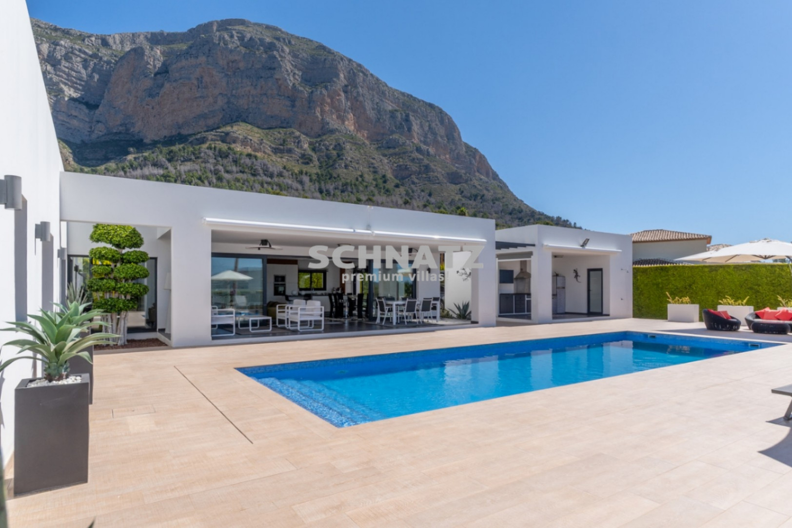 Exclusiva villa de nueva construcción con muebles incluidos con vistas panorámicas de Jávea y el Montgó.