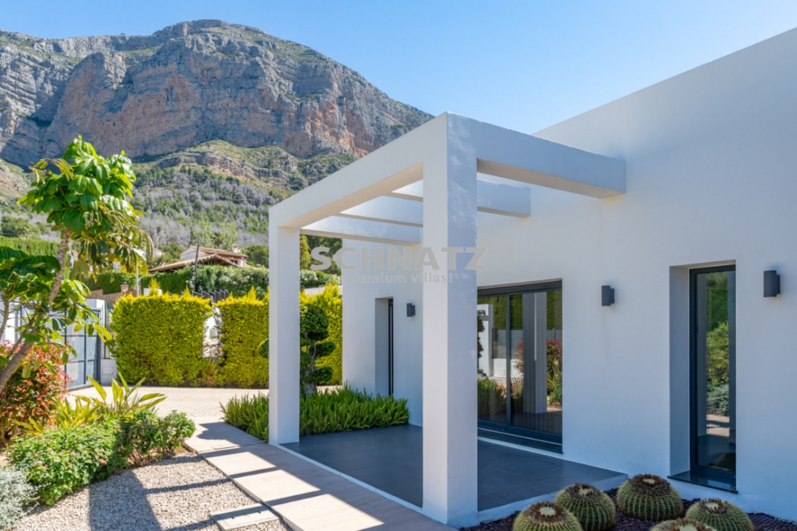 Exclusiva villa de nueva construcción con muebles incluidos con vistas panorámicas de Jávea y el Montgó.
