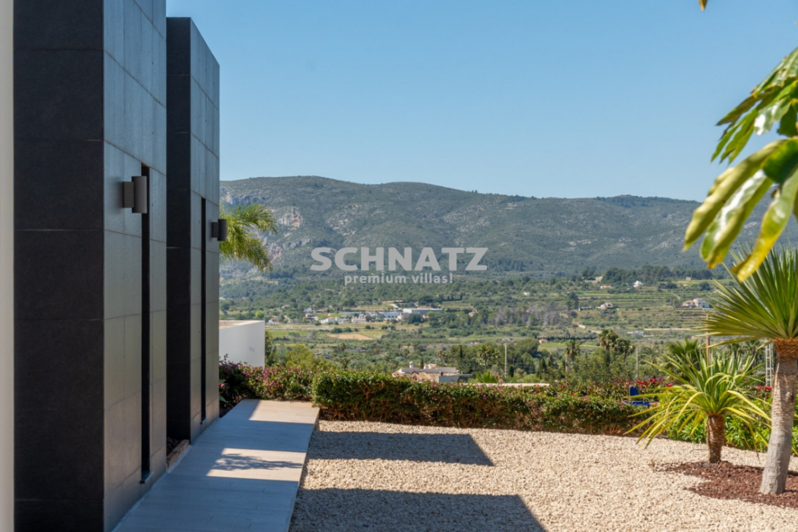 Exclusiva villa de nueva construcción con muebles incluidos con vistas panorámicas de Jávea y el Montgó.