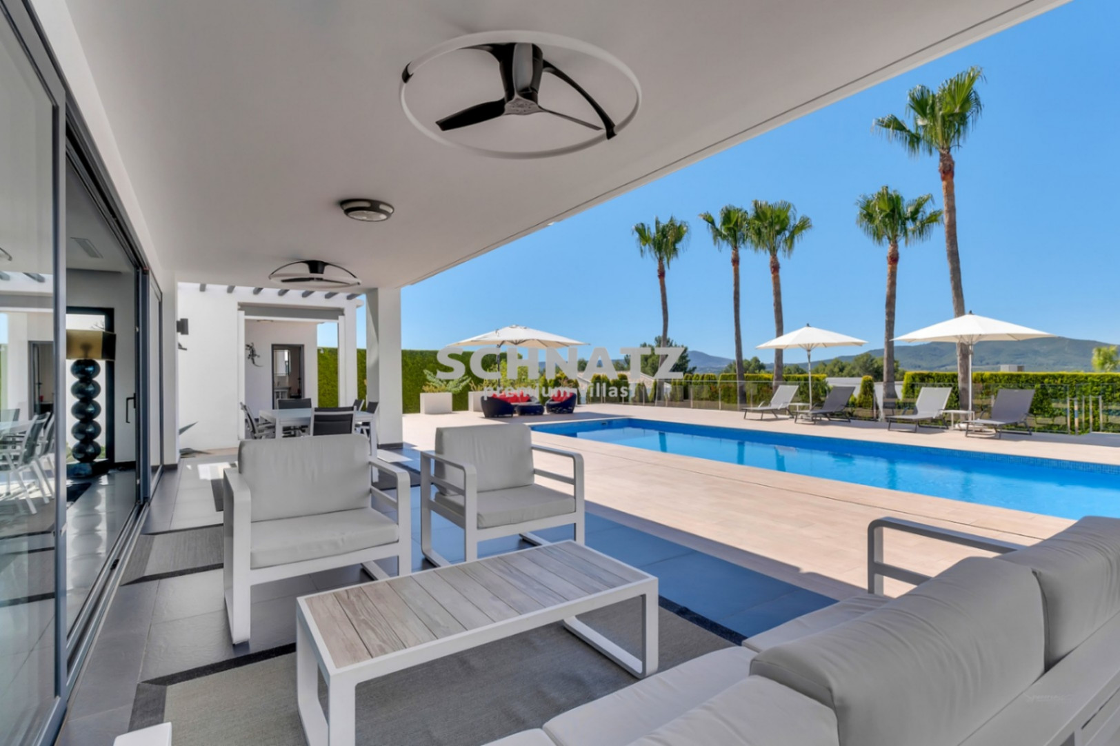 Exclusiva villa de nueva construcción con muebles incluidos con vistas panorámicas de Jávea y el Montgó.