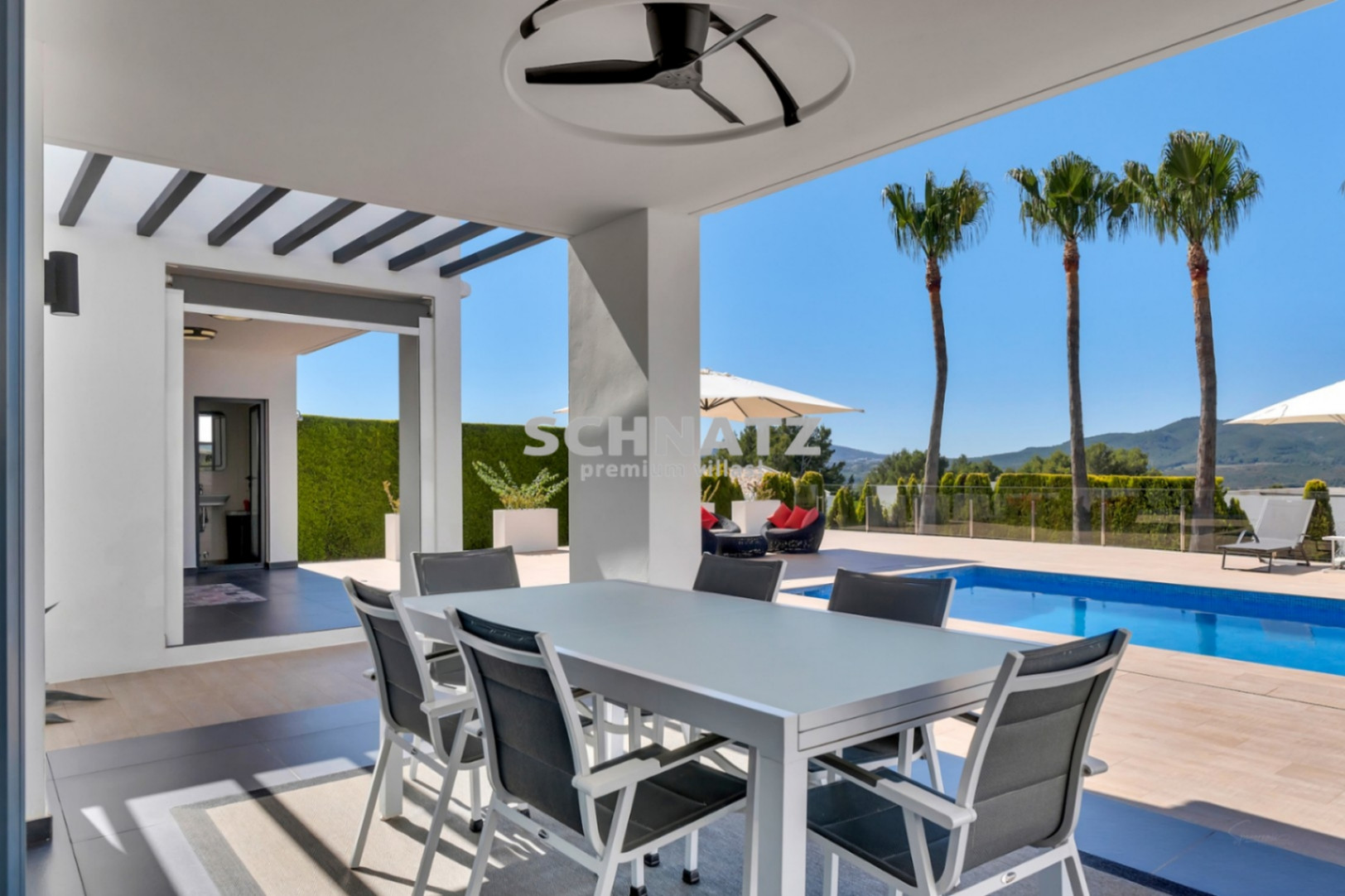 Exclusiva villa de nueva construcción con muebles incluidos con vistas panorámicas de Jávea y el Montgó.