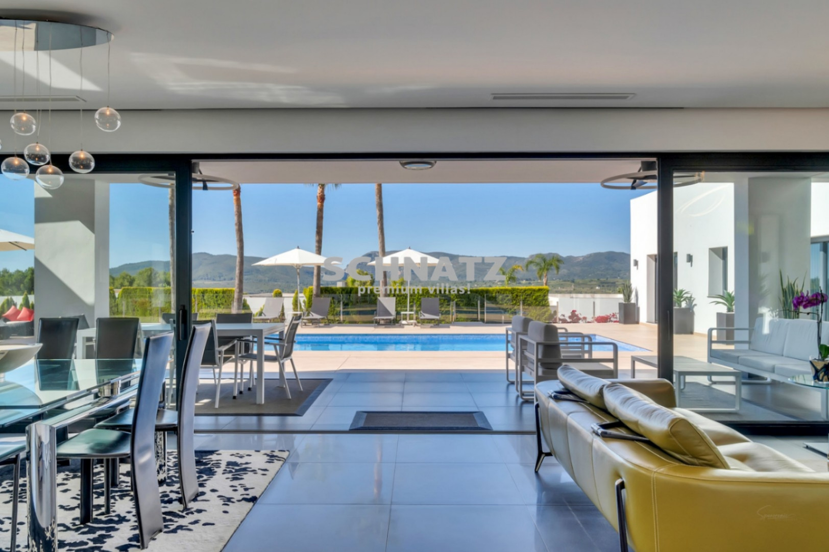 Exclusiva villa de nueva construcción con muebles incluidos con vistas panorámicas de Jávea y el Montgó.