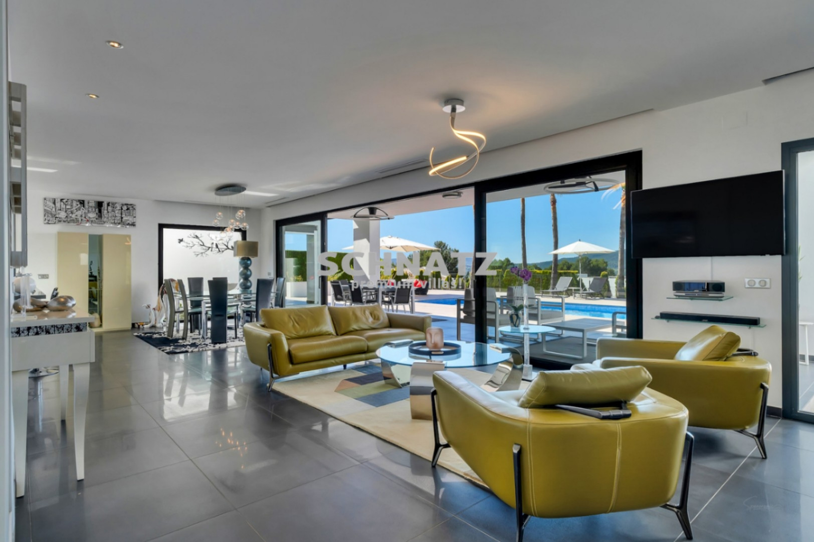 Exclusiva villa de nueva construcción con muebles incluidos con vistas panorámicas de Jávea y el Montgó.
