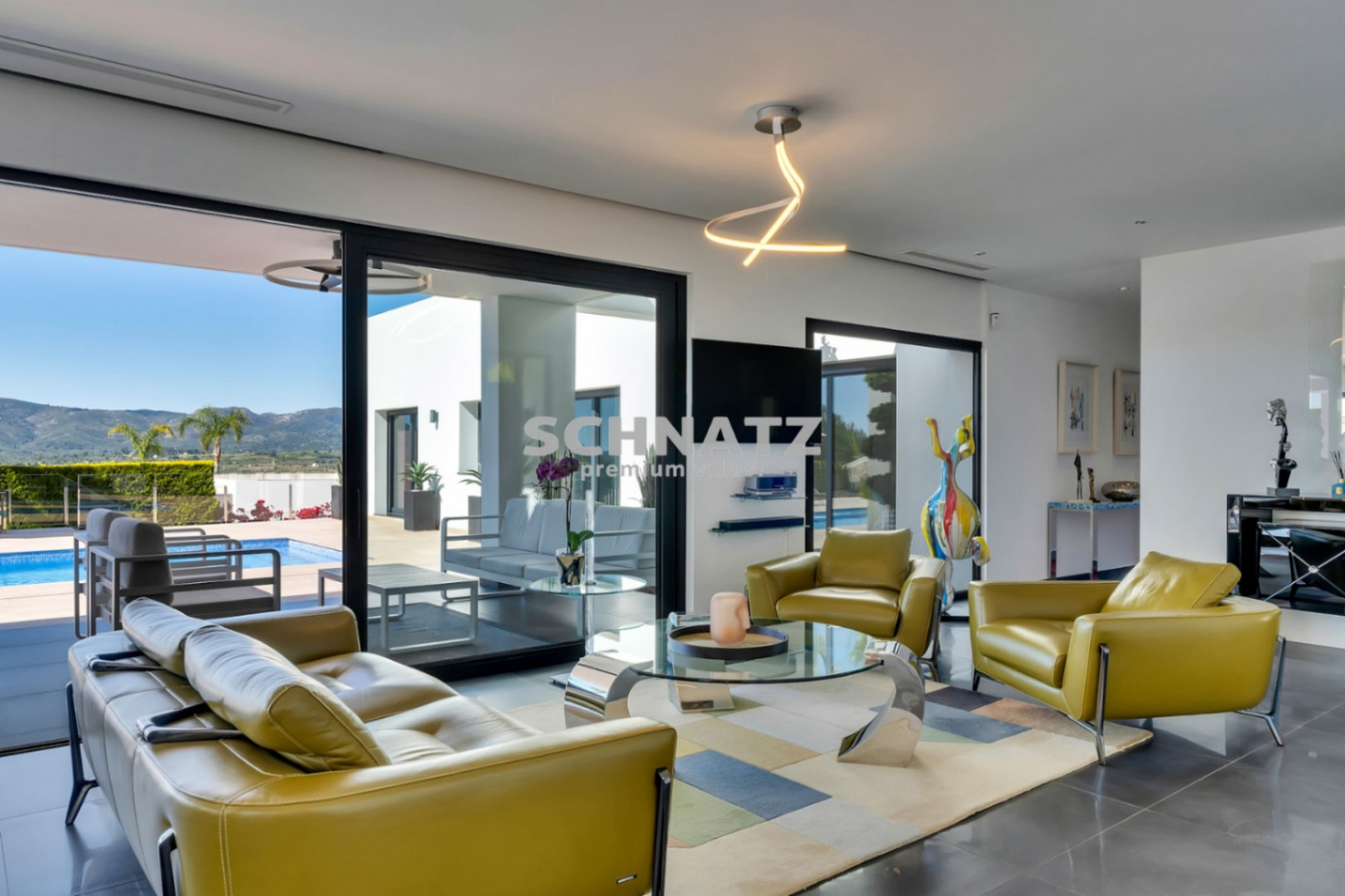 Exclusiva villa de nueva construcción con muebles incluidos con vistas panorámicas de Jávea y el Montgó.
