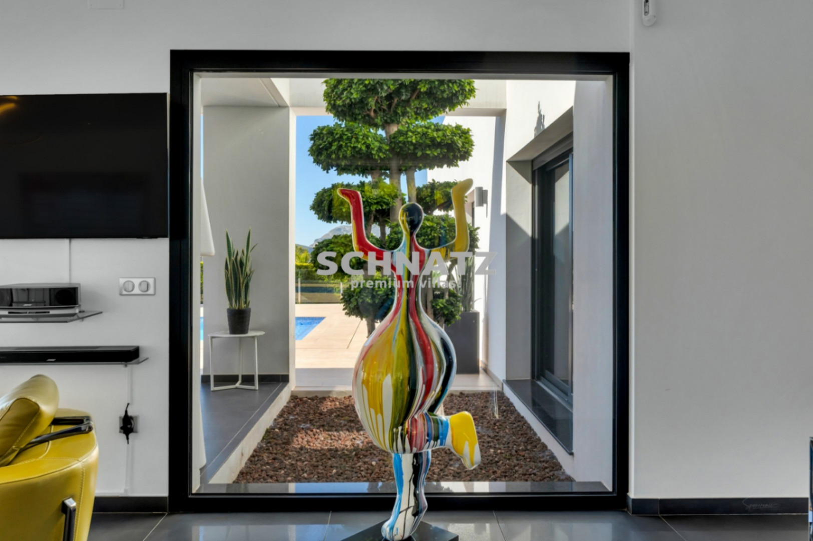 Exclusiva villa de nueva construcción con muebles incluidos con vistas panorámicas de Jávea y el Montgó.
