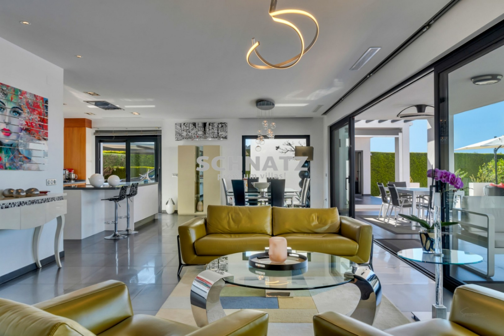 Exclusiva villa de nueva construcción con muebles incluidos con vistas panorámicas de Jávea y el Montgó.