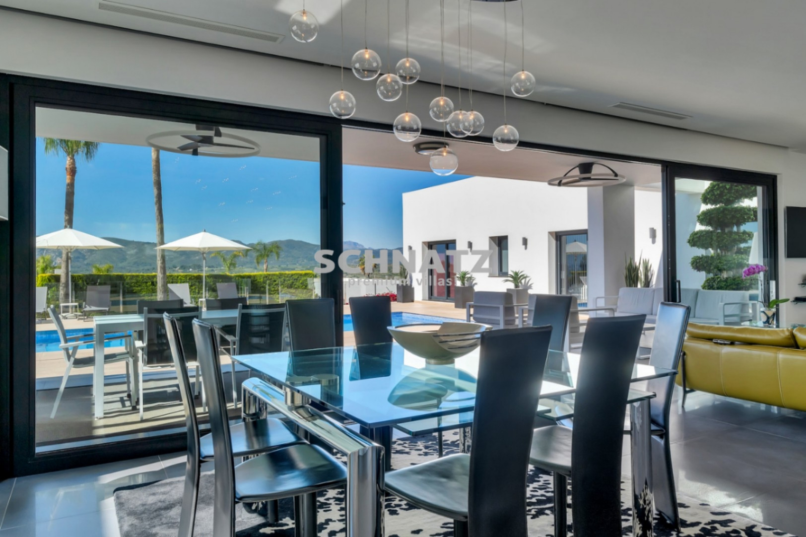 Exclusiva villa de nueva construcción con muebles incluidos con vistas panorámicas de Jávea y el Montgó.