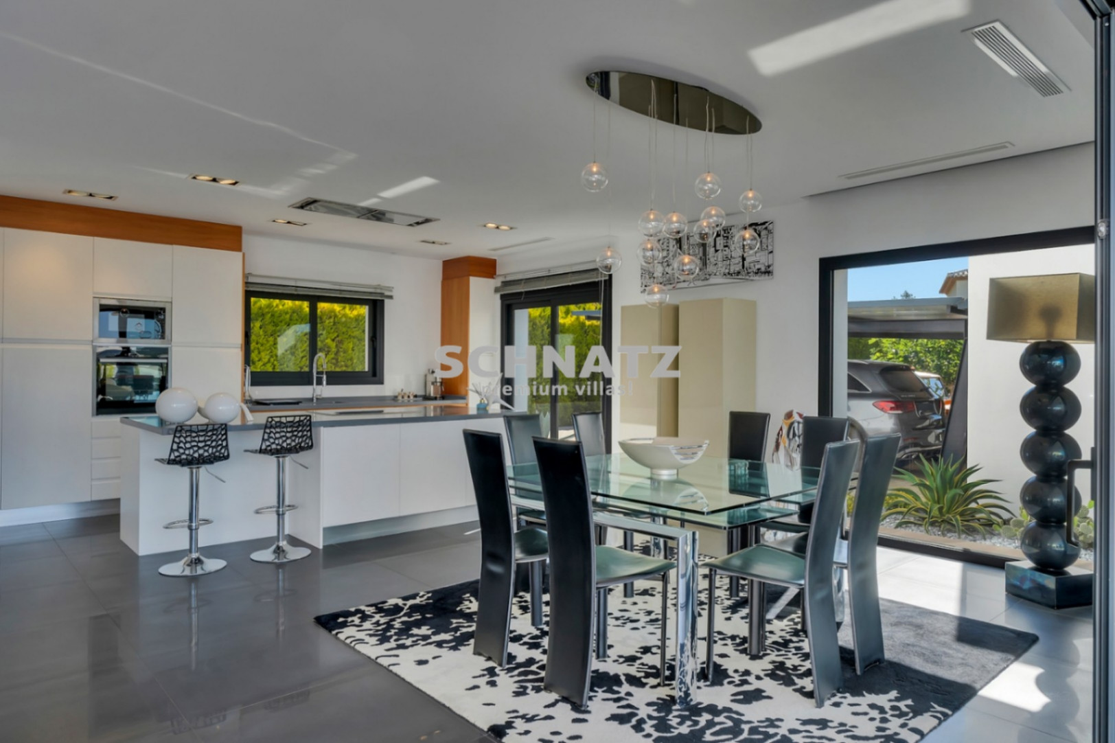 Exclusiva villa de nueva construcción con muebles incluidos con vistas panorámicas de Jávea y el Montgó.
