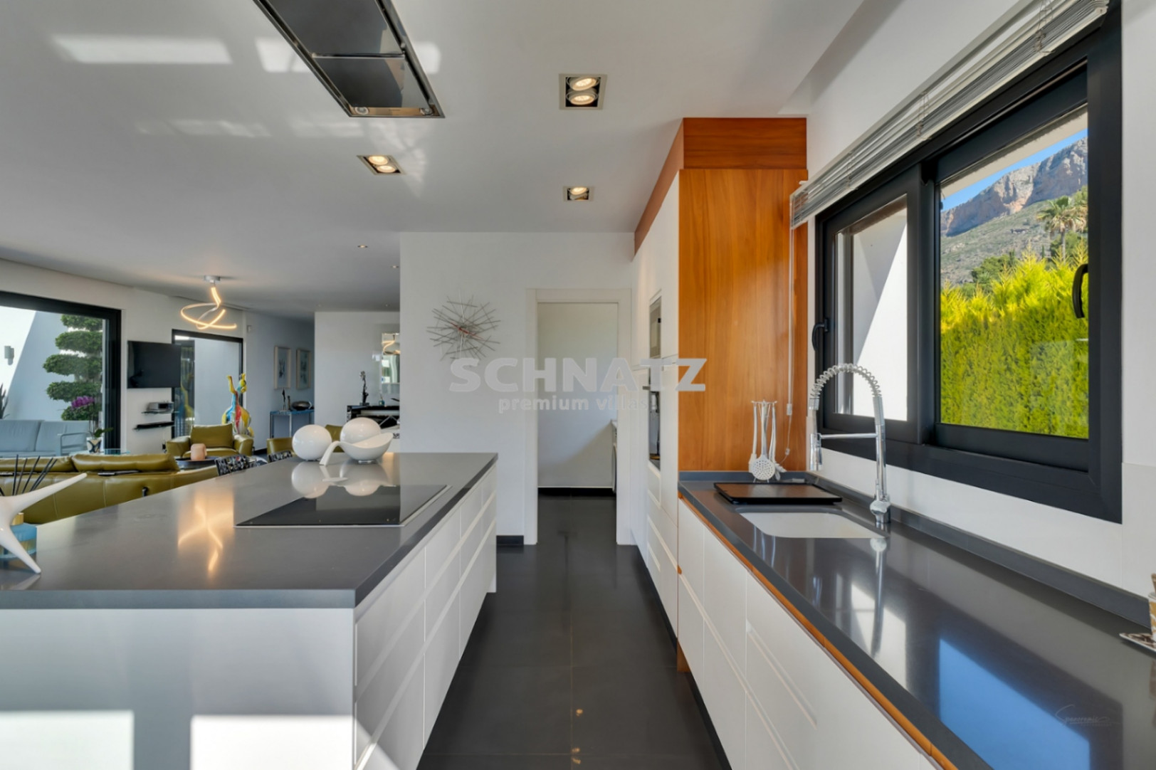 Exclusiva villa de nueva construcción con muebles incluidos con vistas panorámicas de Jávea y el Montgó.
