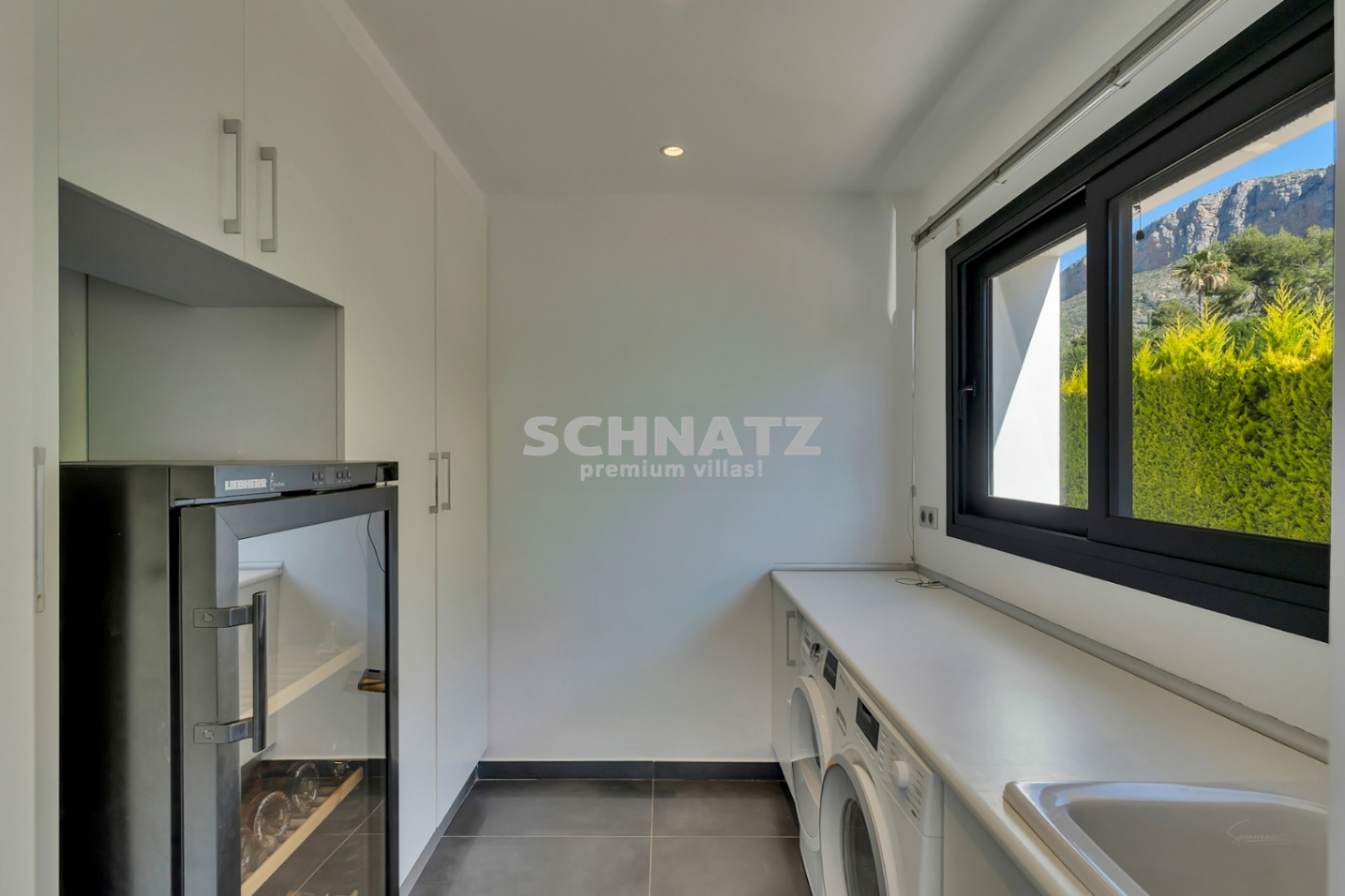 Exclusiva villa de nueva construcción con muebles incluidos con vistas panorámicas de Jávea y el Montgó.