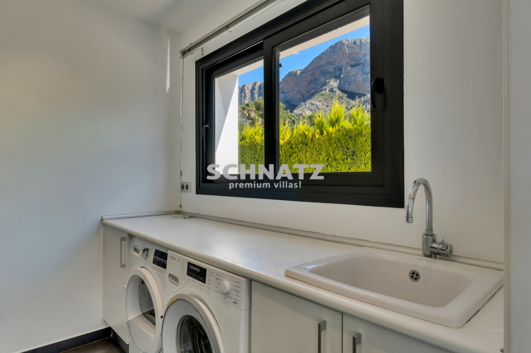 Exclusiva villa de nueva construcción con muebles incluidos con vistas panorámicas de Jávea y el Montgó.