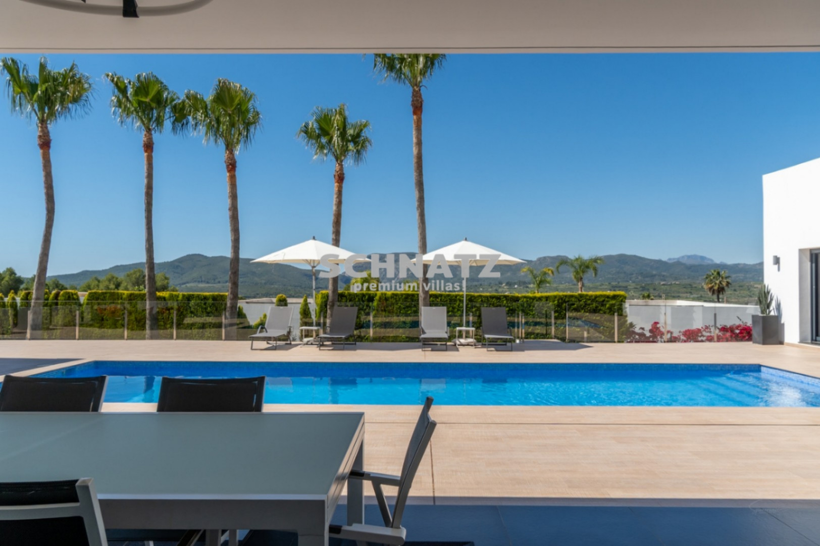 Exclusiva villa de nueva construcción con muebles incluidos con vistas panorámicas de Jávea y el Montgó.