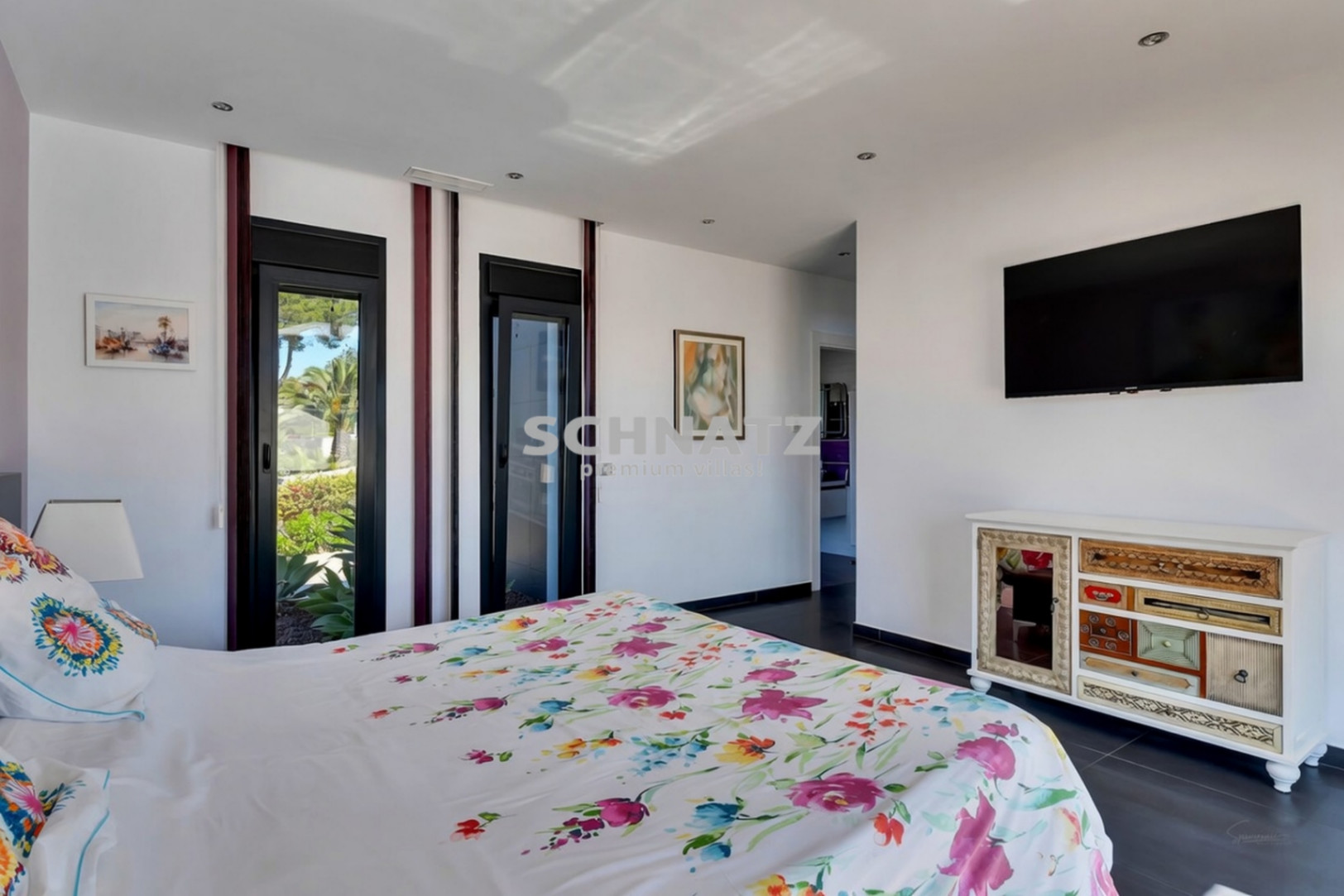 Exclusiva villa de nueva construcción con muebles incluidos con vistas panorámicas de Jávea y el Montgó.