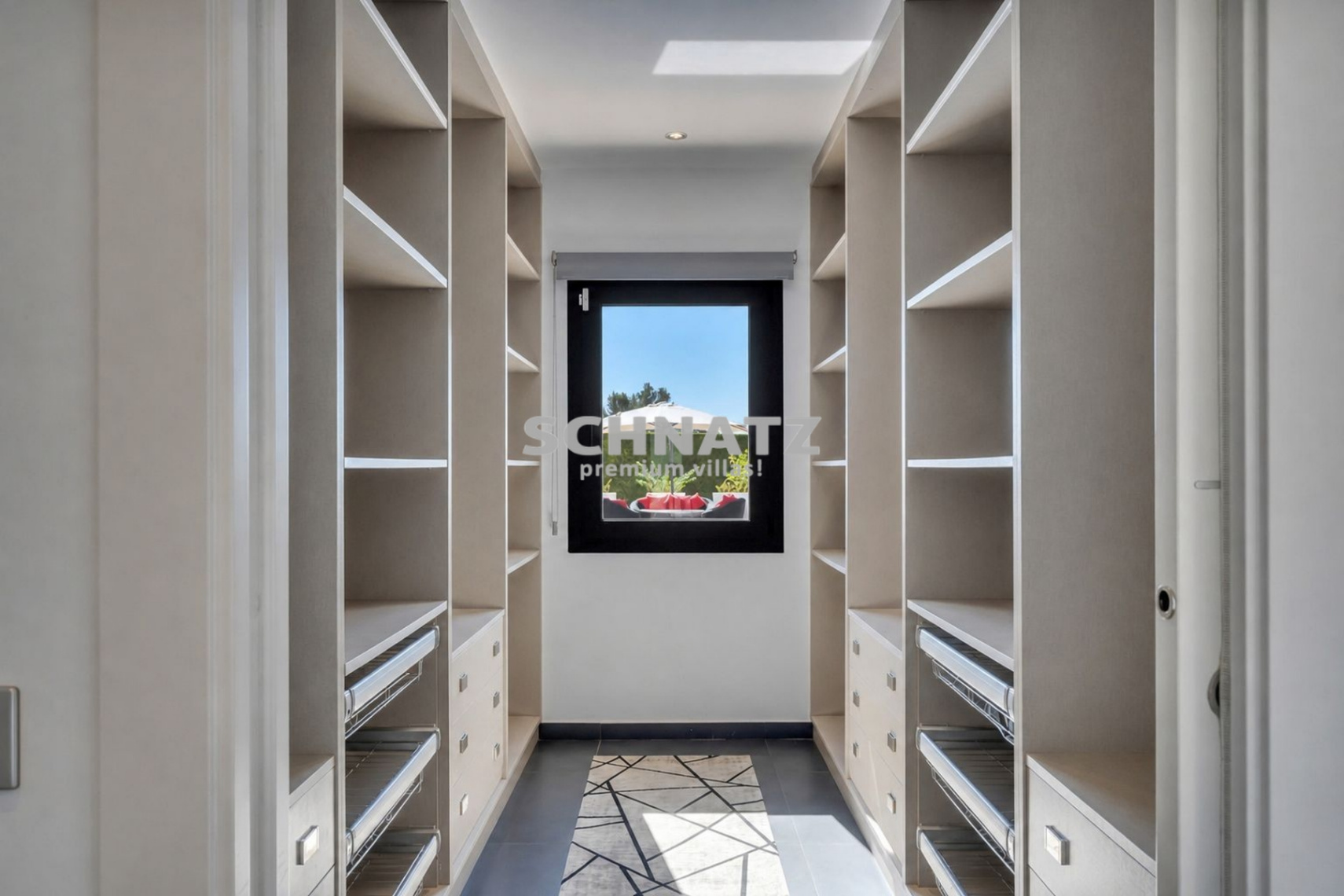 Exclusiva villa de nueva construcción con muebles incluidos con vistas panorámicas de Jávea y el Montgó.