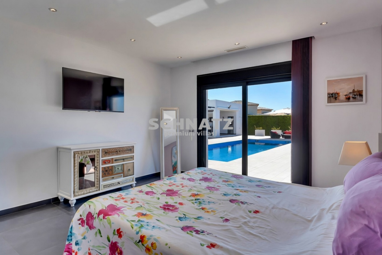 Exclusiva villa de nueva construcción con muebles incluidos con vistas panorámicas de Jávea y el Montgó.