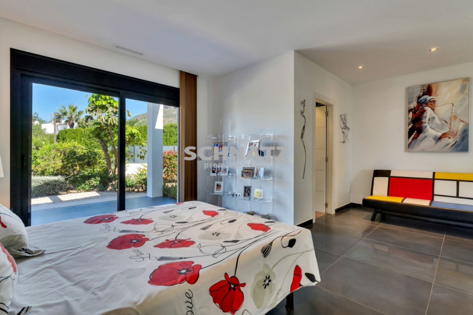 Exclusiva villa de nueva construcción con muebles incluidos con vistas panorámicas de Jávea y el Montgó.