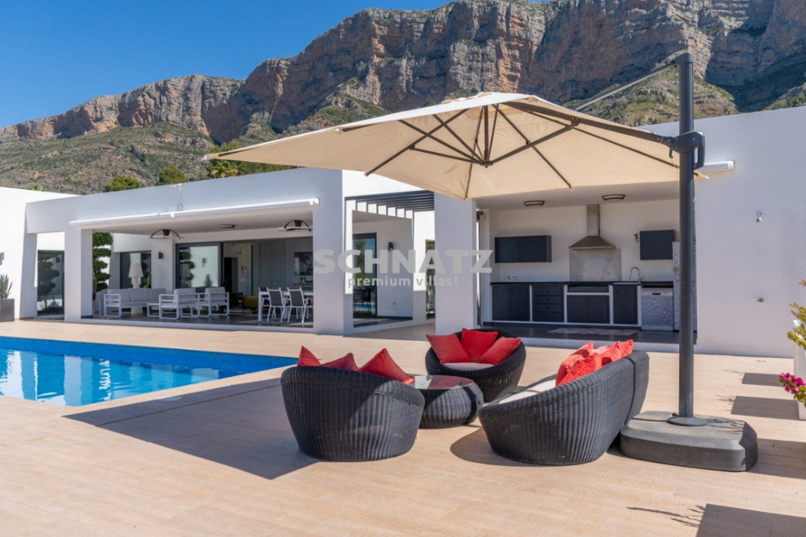 Exclusiva villa de nueva construcción con muebles incluidos con vistas panorámicas de Jávea y el Montgó.