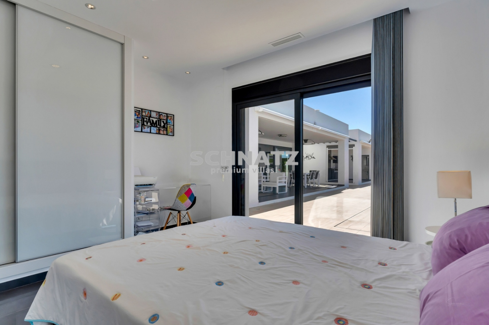 Exclusiva villa de nueva construcción con muebles incluidos con vistas panorámicas de Jávea y el Montgó.