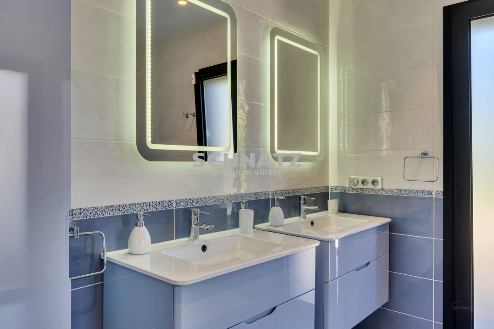 Exclusiva villa de nueva construcción con muebles incluidos con vistas panorámicas de Jávea y el Montgó.