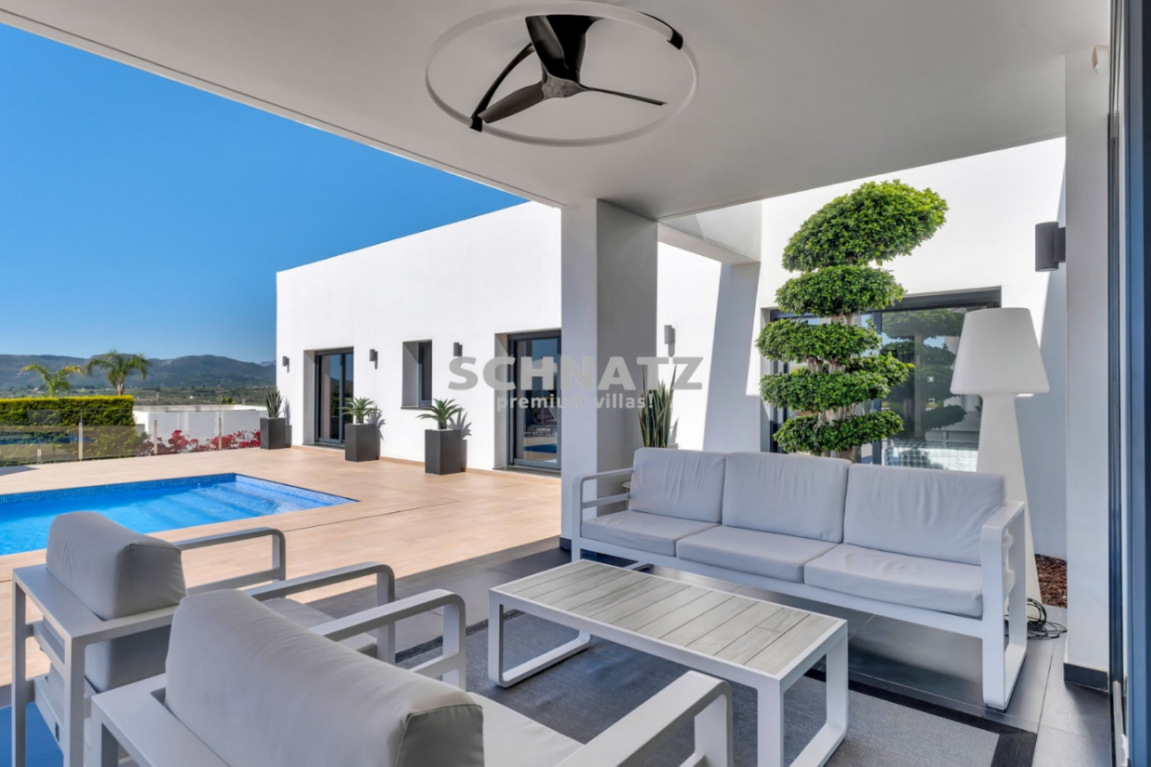 Exclusiva villa de nueva construcción con muebles incluidos con vistas panorámicas de Jávea y el Montgó.