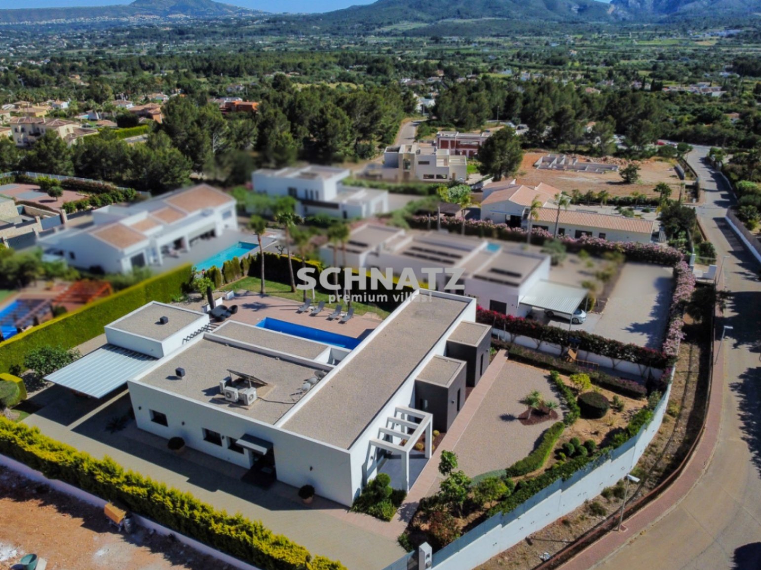 Exclusiva villa de nueva construcción con muebles incluidos con vistas panorámicas de Jávea y el Montgó.