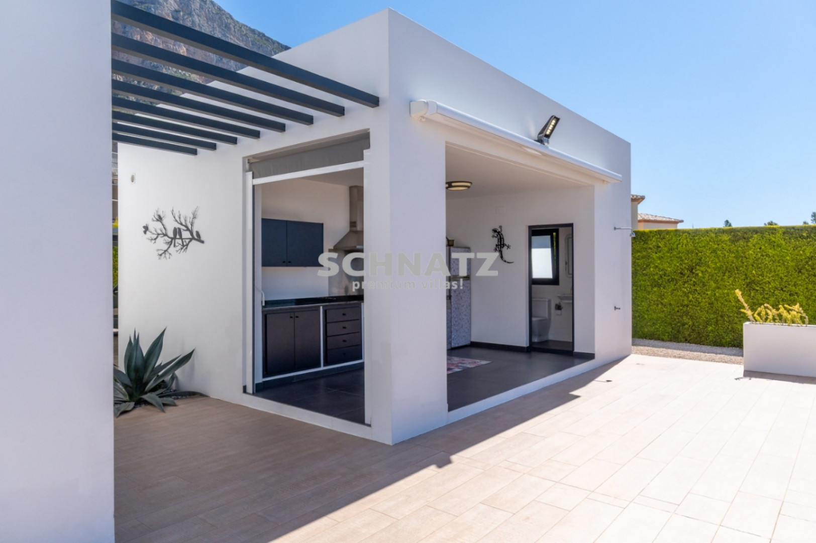 Exclusiva villa de nueva construcción con muebles incluidos con vistas panorámicas de Jávea y el Montgó.