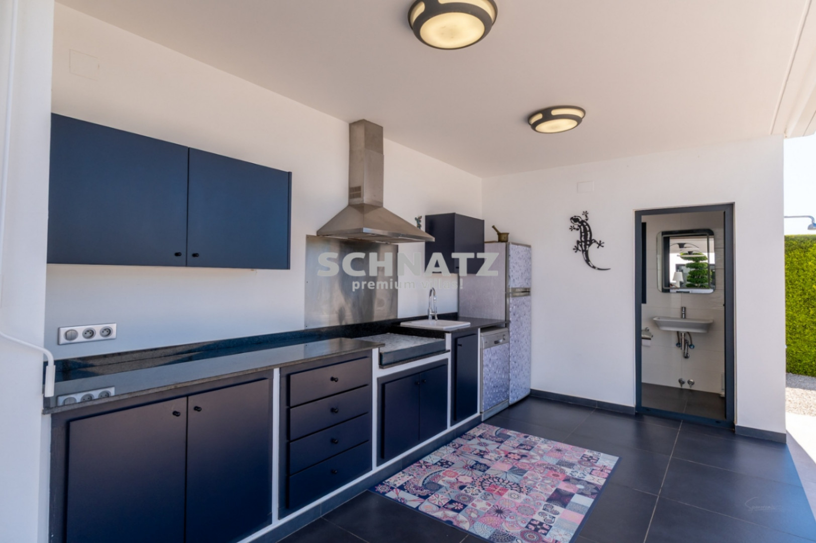 Exclusiva villa de nueva construcción con muebles incluidos con vistas panorámicas de Jávea y el Montgó.