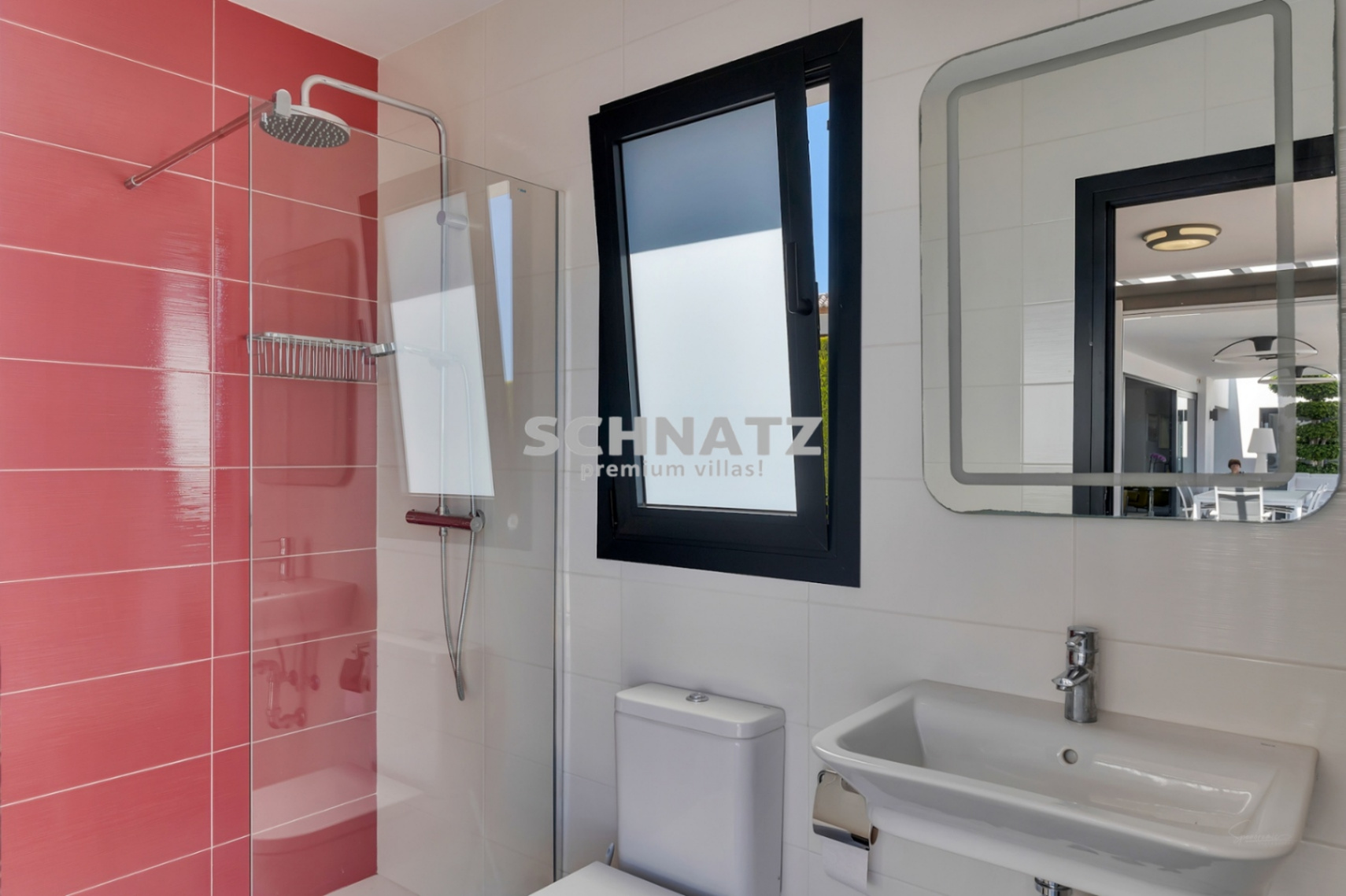 Exclusiva villa de nueva construcción con muebles incluidos con vistas panorámicas de Jávea y el Montgó.