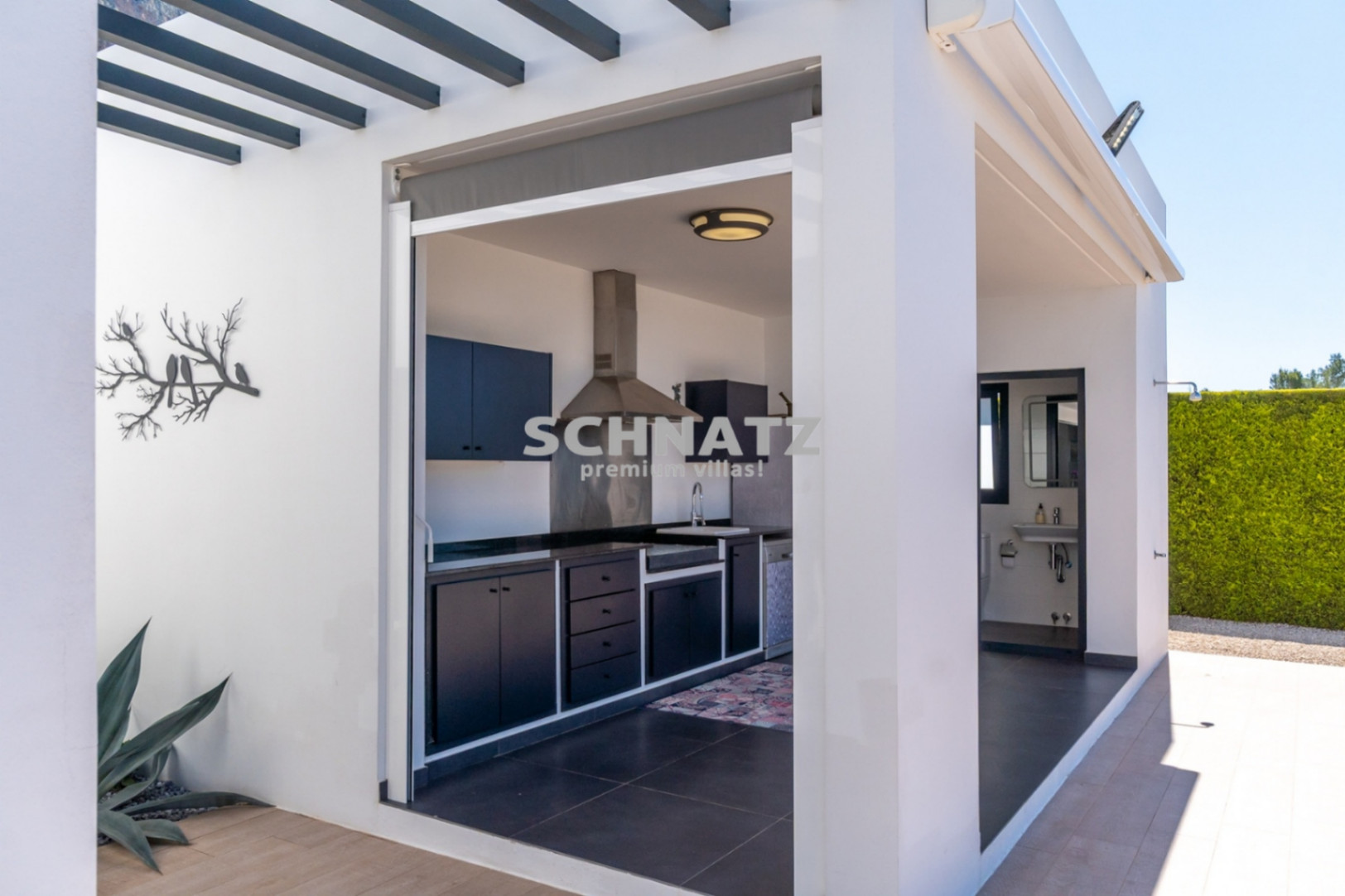 Exclusiva villa de nueva construcción con muebles incluidos con vistas panorámicas de Jávea y el Montgó.