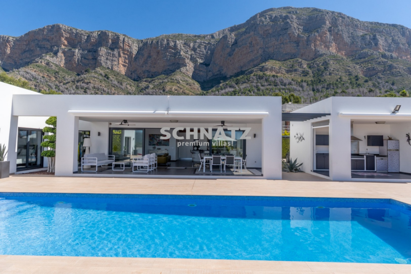 Exclusiva villa de nueva construcción con muebles incluidos con vistas panorámicas de Jávea y el Montgó.