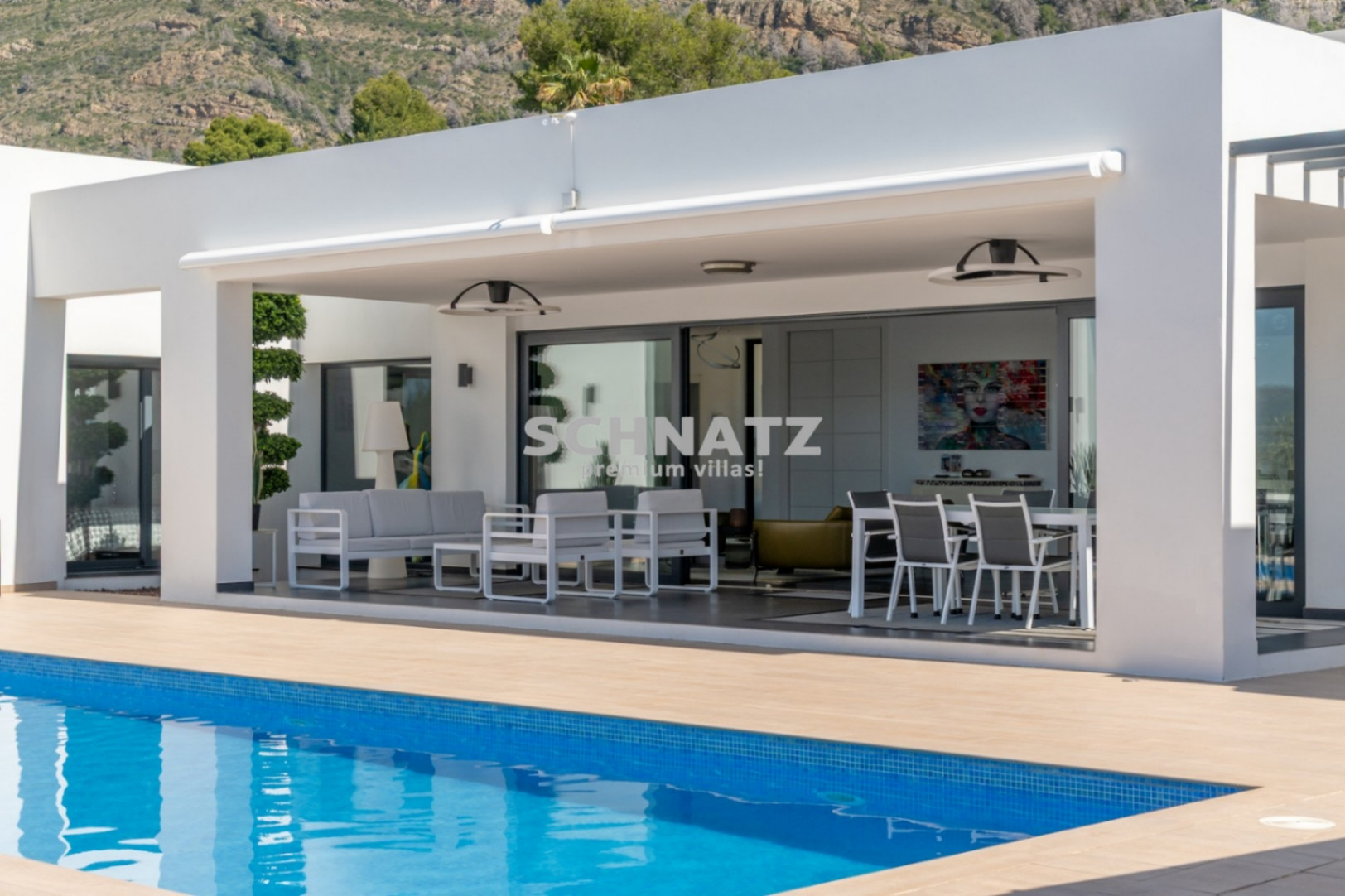 Exclusiva villa de nueva construcción con muebles incluidos con vistas panorámicas de Jávea y el Montgó.