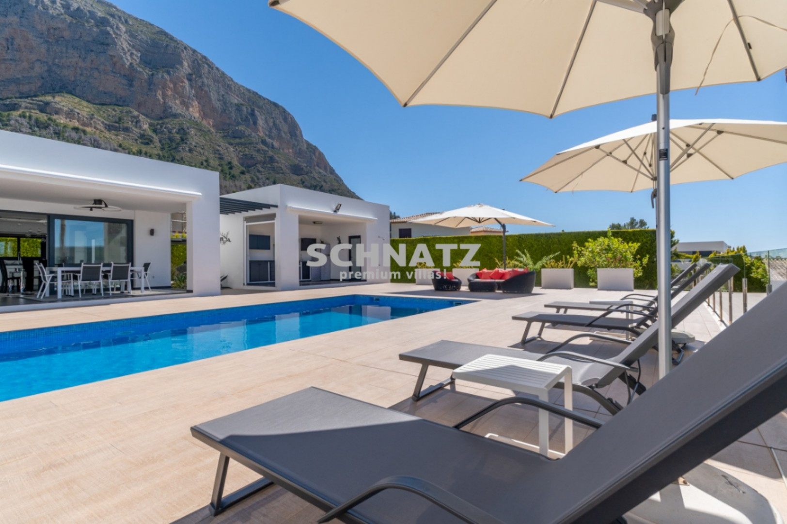 Exclusiva villa de nueva construcción con muebles incluidos con vistas panorámicas de Jávea y el Montgó.