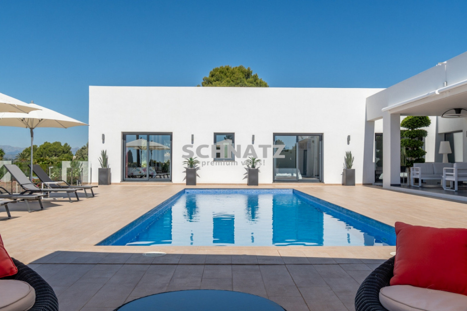 Exclusiva villa de nueva construcción con muebles incluidos con vistas panorámicas de Jávea y el Montgó.