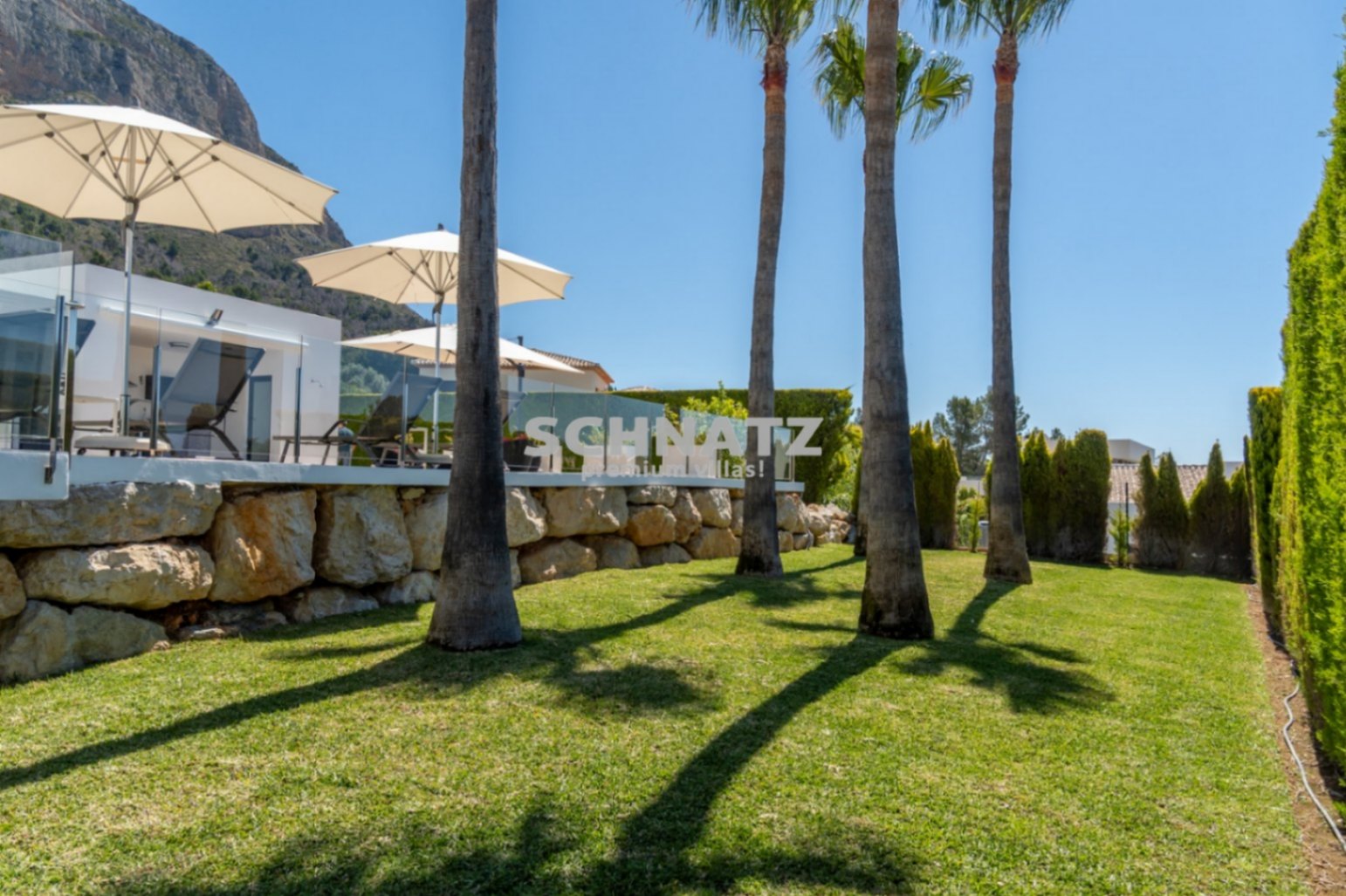 Exclusiva villa de nueva construcción con muebles incluidos con vistas panorámicas de Jávea y el Montgó.