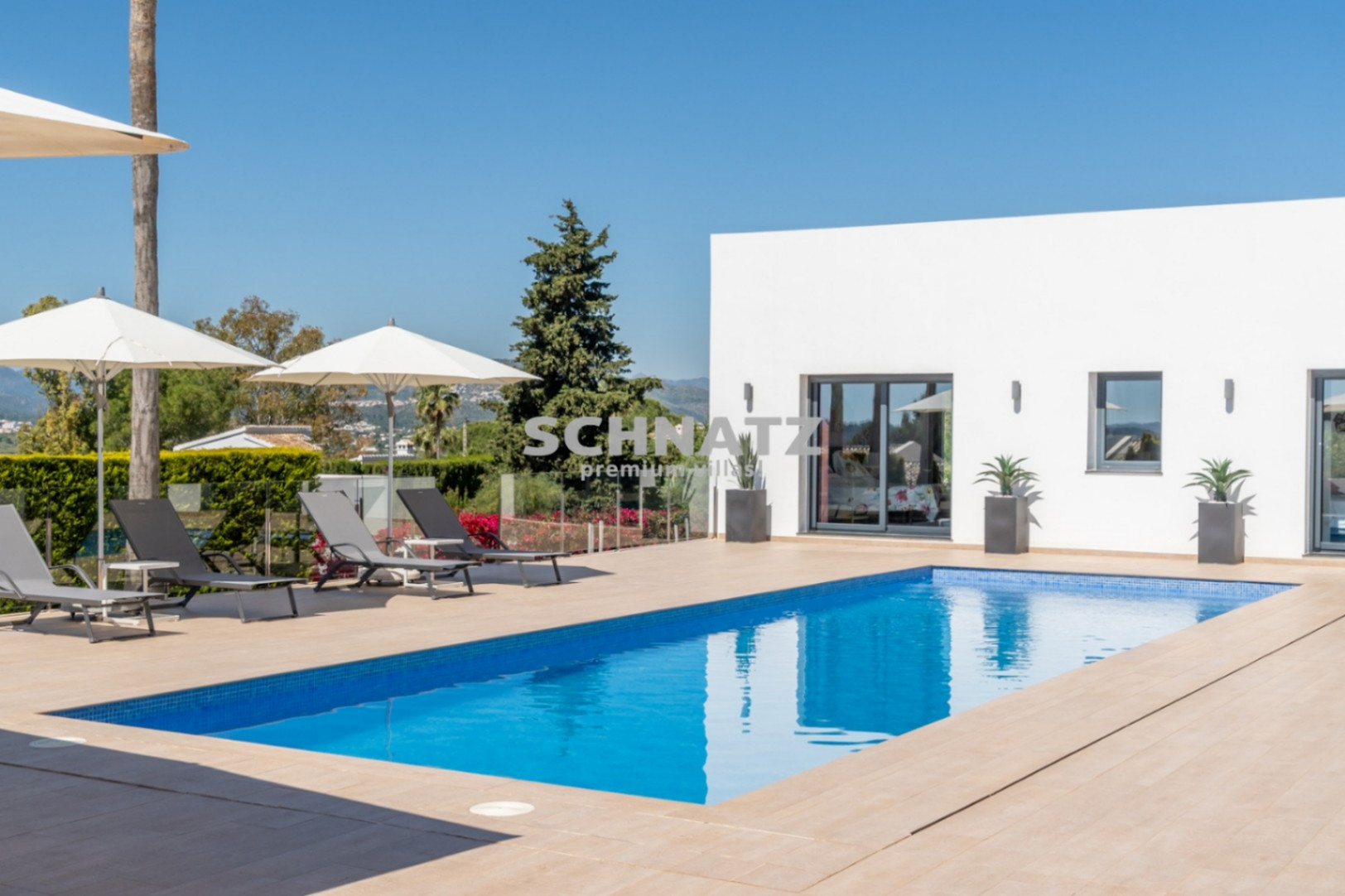 Exclusiva villa de nueva construcción con muebles incluidos con vistas panorámicas de Jávea y el Montgó.