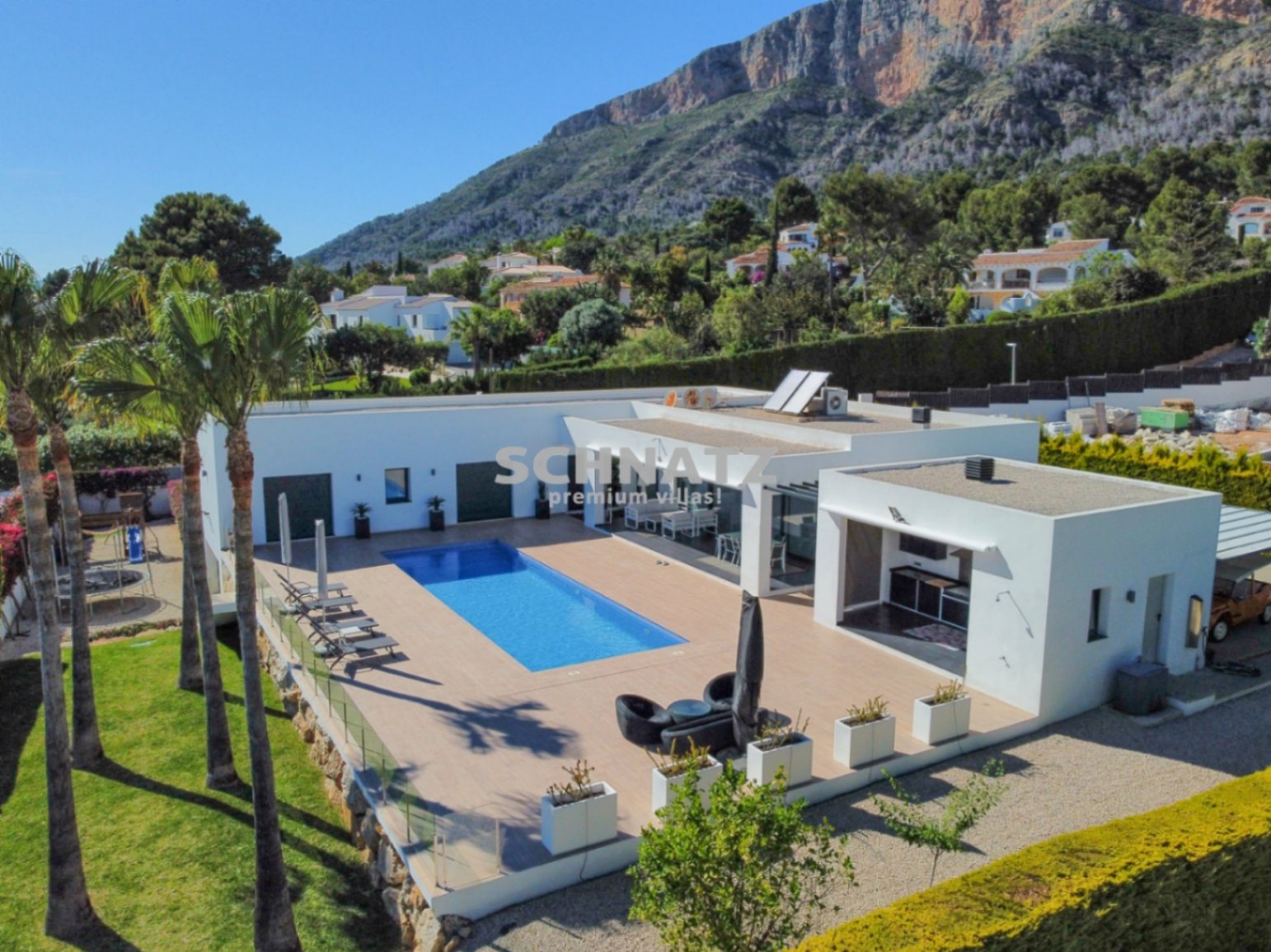 Exclusiva villa de nueva construcción con muebles incluidos con vistas panorámicas de Jávea y el Montgó.
