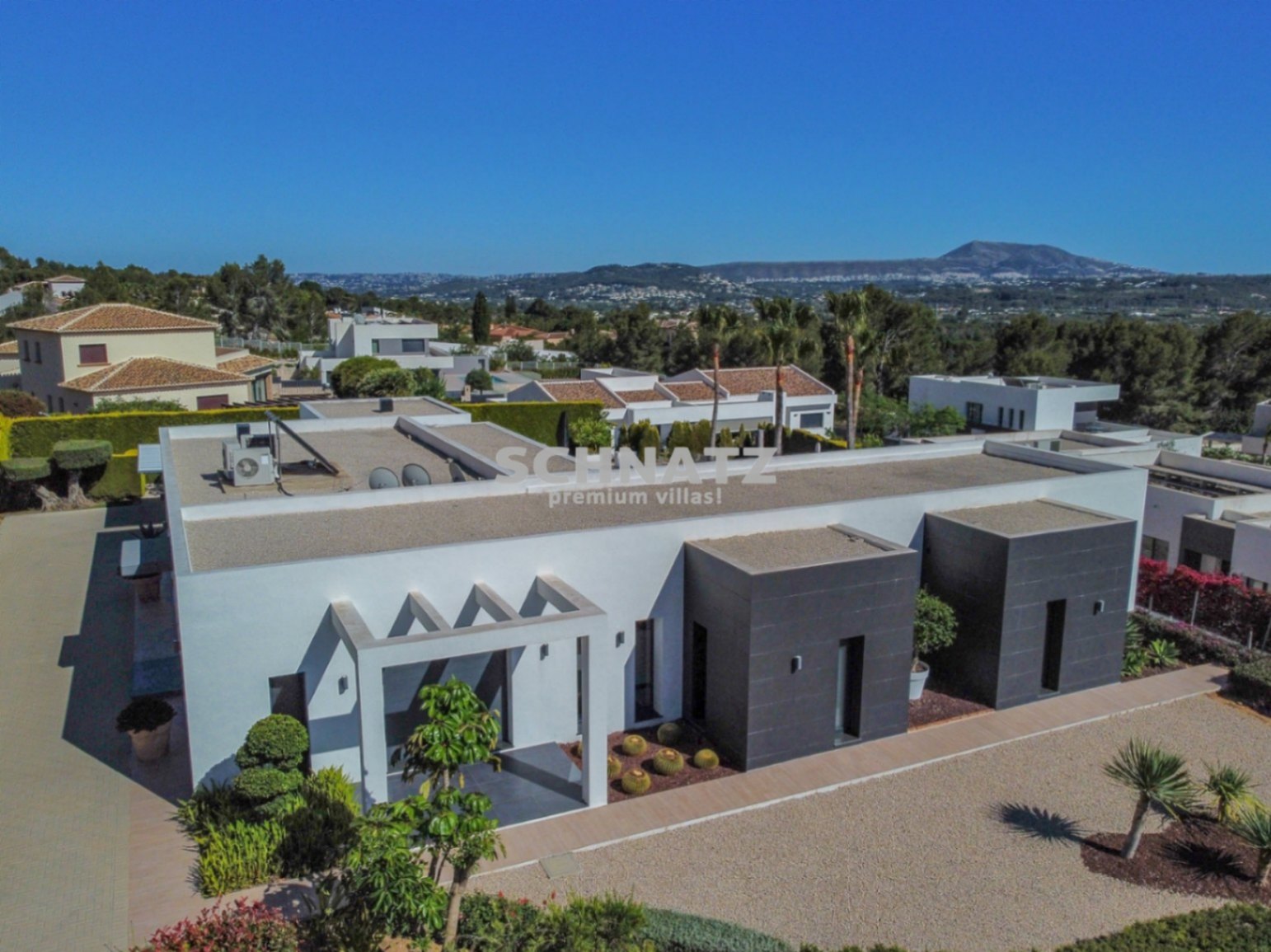 Exclusiva villa de nueva construcción con muebles incluidos con vistas panorámicas de Jávea y el Montgó.