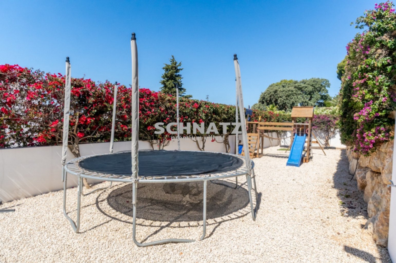 Exclusiva villa de nueva construcción con muebles incluidos con vistas panorámicas de Jávea y el Montgó.